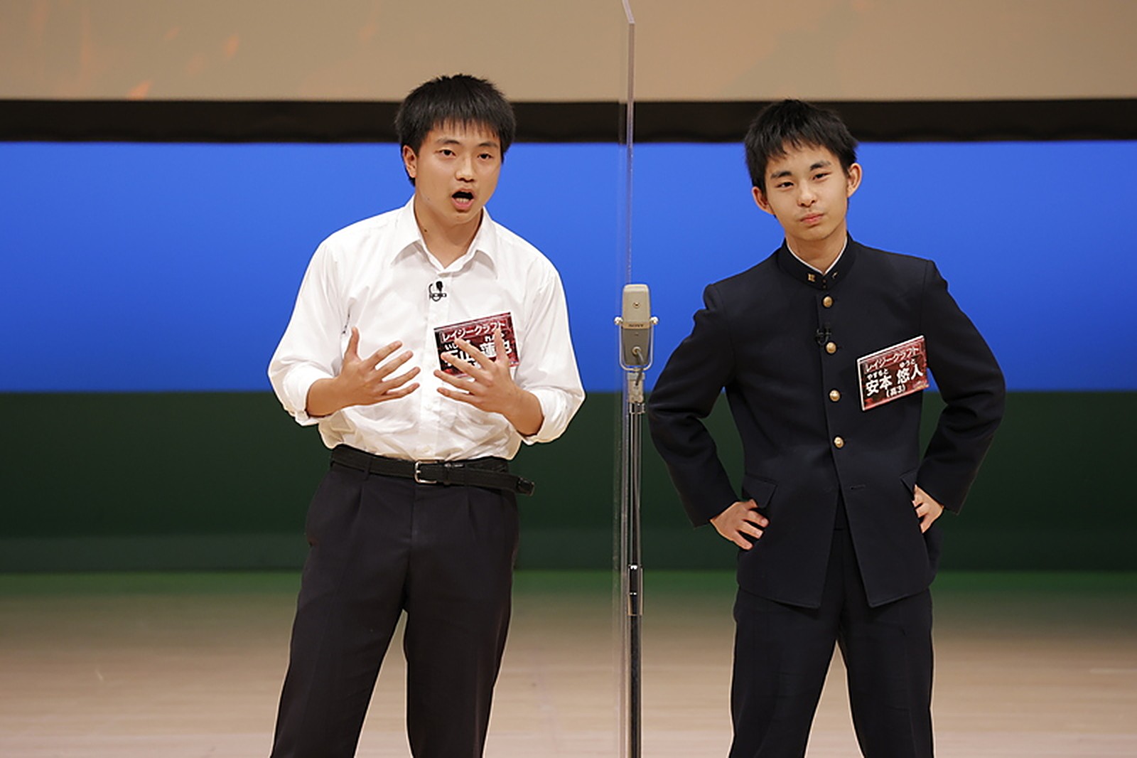 ハイスクールマンザイ2022決勝でネタを披露するレイジークラフト(左:石山蓮也)