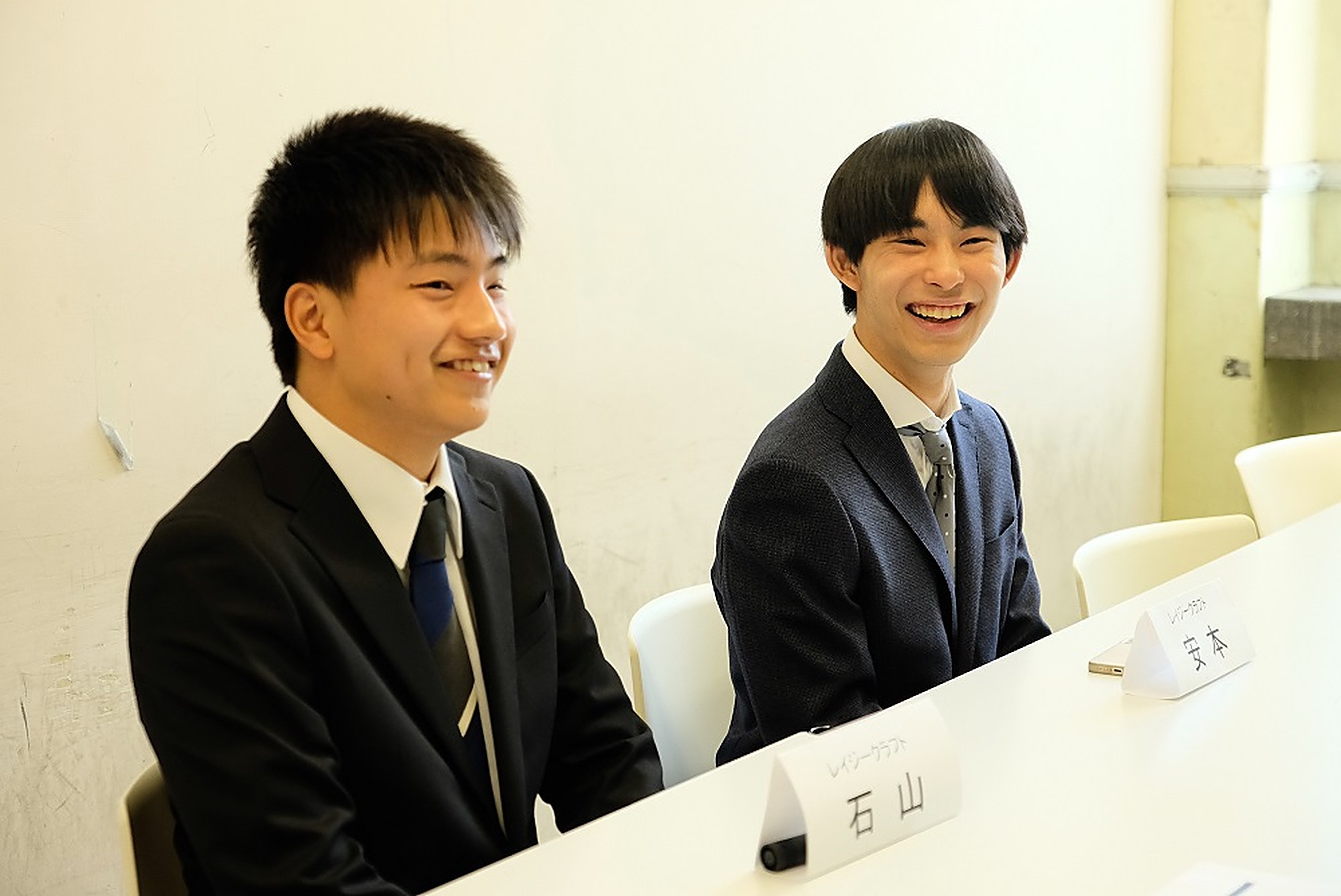 インタビューに答える石山蓮也(左)と安本悠人